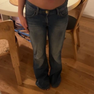 Lågmidjade Lee jeans - Jättesnygga low/midwaisted Lee jeans! De är för långa på mig som är 160. Storleken är W26🫶