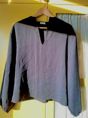 Blus from Totême  - Jättefin kimono-inspirerad blus från Totême. Blusen sitter tajtare nedtill men vida armar. 