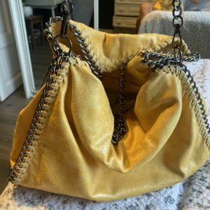 Gul stellamcartney - Fin Stella veske i kul gul farge, har mye plass.