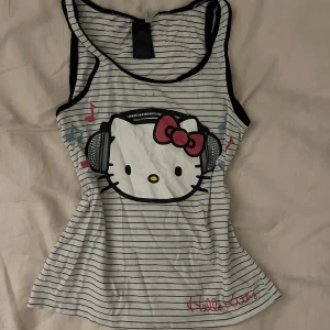 Y2k linne - Ett så himla gulligt hello Kitty linne i storlek S! Det finns två små hål i linnet men jag skulle säga att de knappt är märkbara.