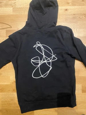 Art hoodie - Svart Art Hoodie från junkyard. Nypris : 1099kr. Sällan använd. Vid funderingar eller frågor, kontakta mig gärna :)