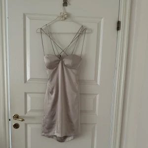 Klänning - En fin klänning från Zara, sitter som en smäck😍