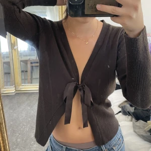 stickad kofta - stickad kofta med snörning. jättefint skick! 🤎🤎