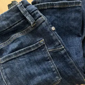 Mörkblå bootcut jeans från Zara i välskick. 