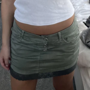 grön kjol - grön kort kjol med spetsdetalj i änden. gott skick! hittar ingen storlek men midjemåttet är 40,5 och den passar mig som har S-M i kjolar 💗💗