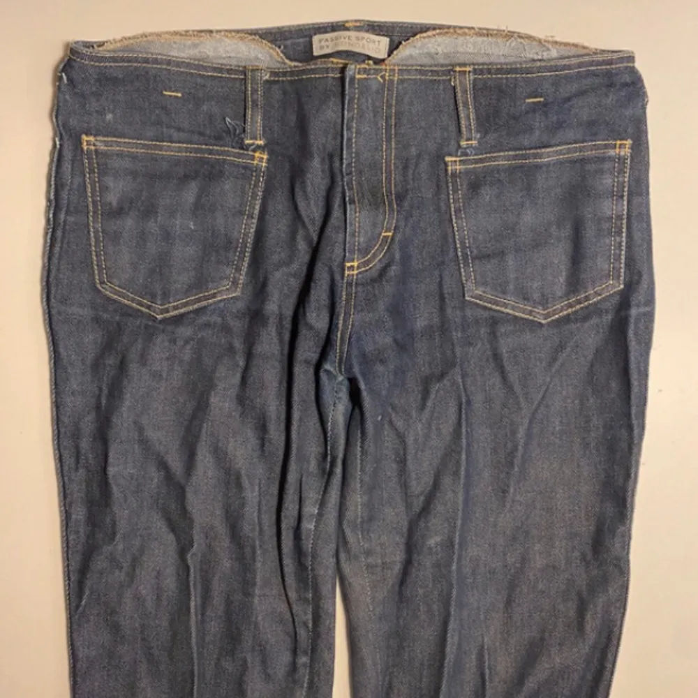 Mörkblå, jättecoola jeans med söta fickor. De är lågmidjade och går ut lite i benen. Jeans & Byxor.