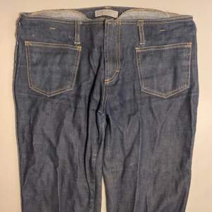 Mörkblå, jättecoola jeans med söta fickor. De är lågmidjade och går ut lite i benen