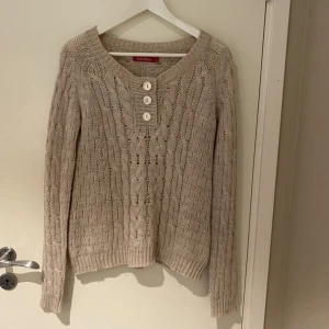 Stickad tröja - Säljer min beigea tröja från indiska, jättesöta små knappar som går att öppnas om du känner för det❤️