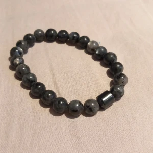 Pärl armnad - Tja säljer ett fett armband passat till allt