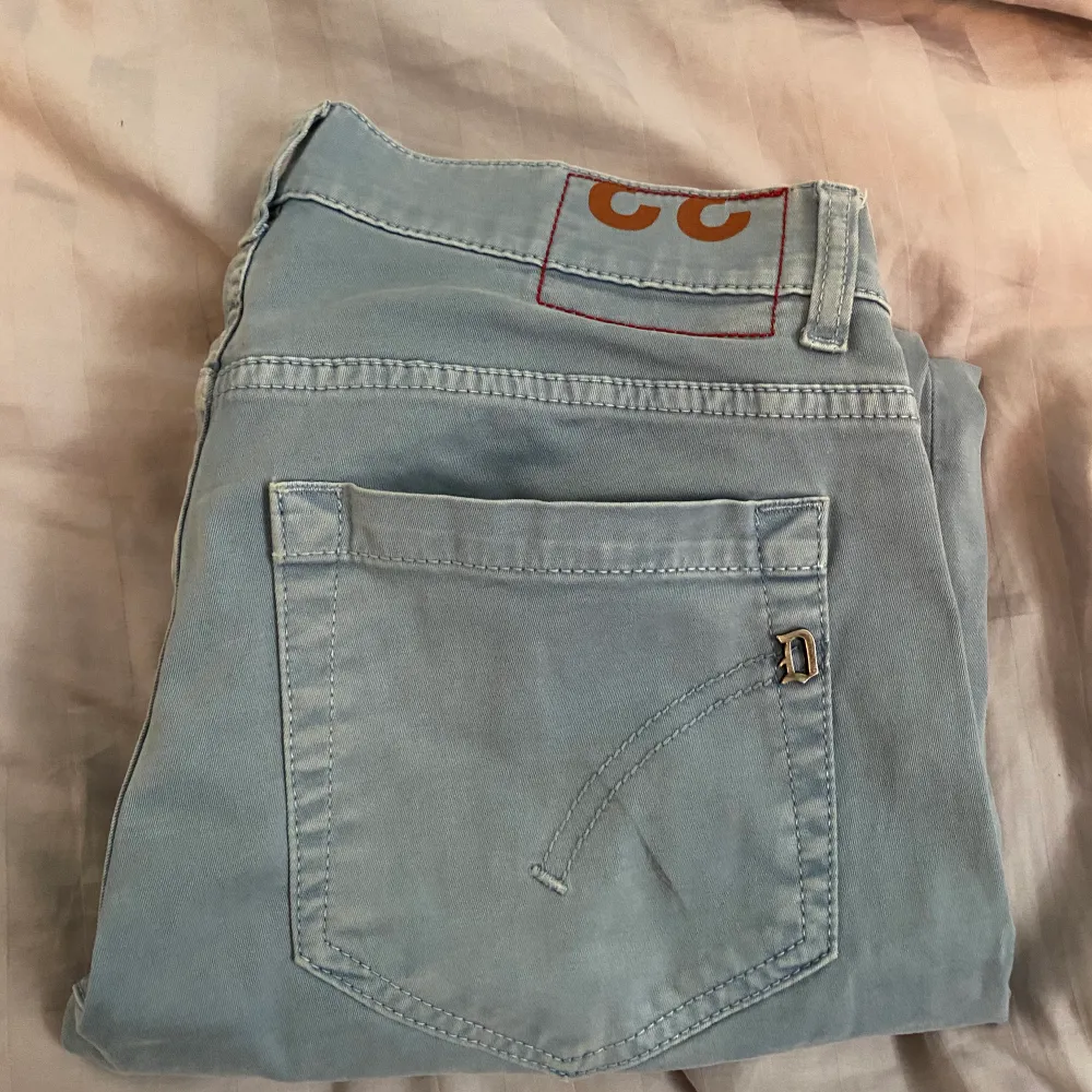 Ett par dondup jeans i storlek 33, modell George, färgen är ljusblå och är ett par perfekta jeans för dig som vill vara lite unik.. Jeans & Byxor.