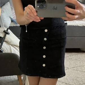 svart jeans kjol - svart jeans kjol (lite stretchigare än jeans material), knappt aldrig använd. man knäpper bara de översta två knapparna👌🏼