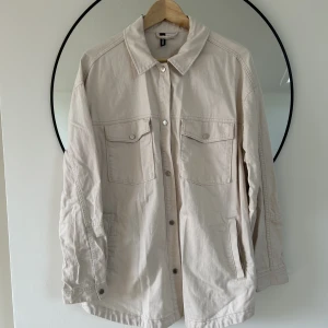 Beige jacka H&M  - Oanvände jacka från h&m. 