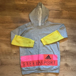 Hoodie - Hoodie från Stella Sport Adidas.   Rensar ur min garderob just nu🌼 Kika och se om du ser något mer i min profil som du gillar så skickar jag med det till dig också!😊 Fler kläder kommer! 