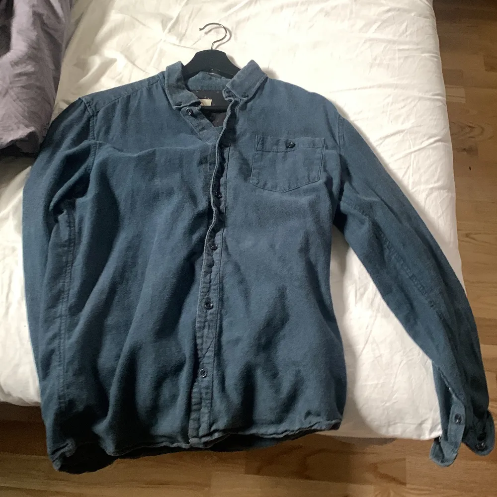 Säljer nu denna mörkblåa overshirt/skjorta då den är för stor . Hoodies.