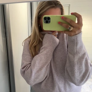 Lila stickad tröja  - Stickad tröja från &Other Stories i lila med en liten turtle neck💜💜🦄🦄 Sååå himla skön!! Perfekt pastell lila för en pop of color nu i höst!! 