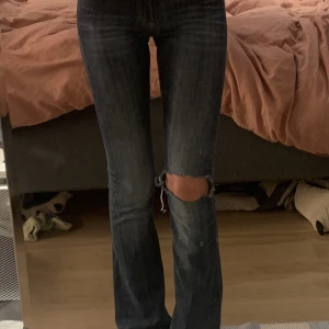 Crocker jeans - Super snygga lågmidjade crocker jeans med pep boot. Dom är lite för små på mig så måste tyvärr göra mig av med dem. Reva längst ner vid byxornas sömm men inget som är jätte märkbart. 