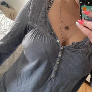 Blå blus  - Blå blus med korta armar, lappar är bort klippta så vet inte var det är från tyvärr. säljer en likadan i grön