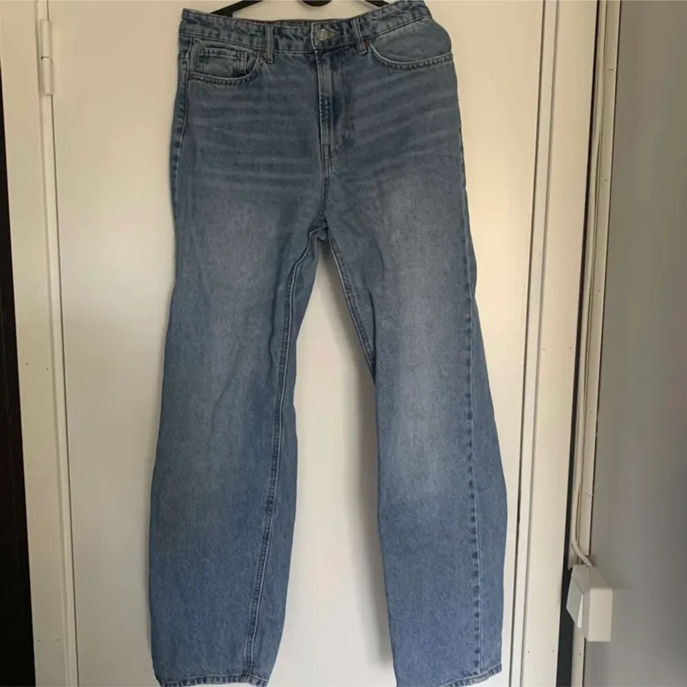 Säljer dessa jeansen från h&m. Raka i modellen. Storlek 38. . Jeans & Byxor.