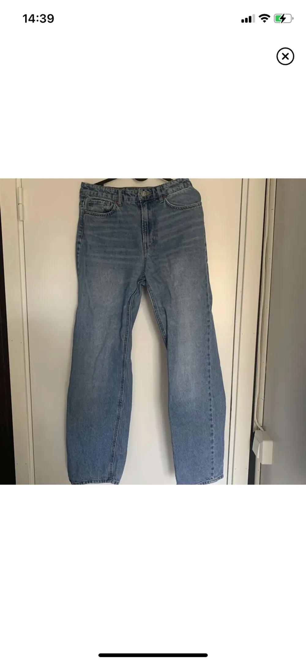 Säljer dessa jeansen från h&m. Raka i modellen. Storlek 38. . Jeans & Byxor.