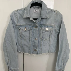Jeansjacka - Jeansjacka i kortare modell från Linn Ahlborgs kollektion för NA-KD. Använd fåtal gånger