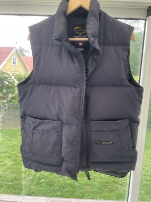 Canada goose väst - En fin Canada goose väst Priset kan sänkas vid snabb affär