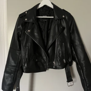 Skinnjacka - Svart skinnjacka från Pull&Bear i storlek L men passar från S/M, fint skick endast använd ett fåtal gånger🖤