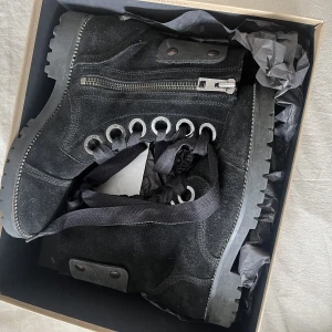zadig boots - Super fina boots från zadig!! storlek 39. 9/10 skick! Kan skicka fler bilder🥰Kan mötas upp i stockholm😊Köpare står för frakt 100kr🩷säljer för 1500kr köpa för lite mer än 4000😗Säljer då jag aldrig använder. Kvitto och box finns❤️