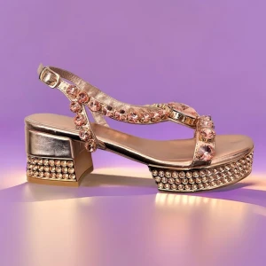 Nya diamantsandaletter från Jeffrey Campbell - Helt oanvända sandaletter från Jeffrey Campbell i roséguld. Klädda i skimrande diamanter, enkel och stabil klack att gå i. Storlek 39-38. Nypris: 2500 kr