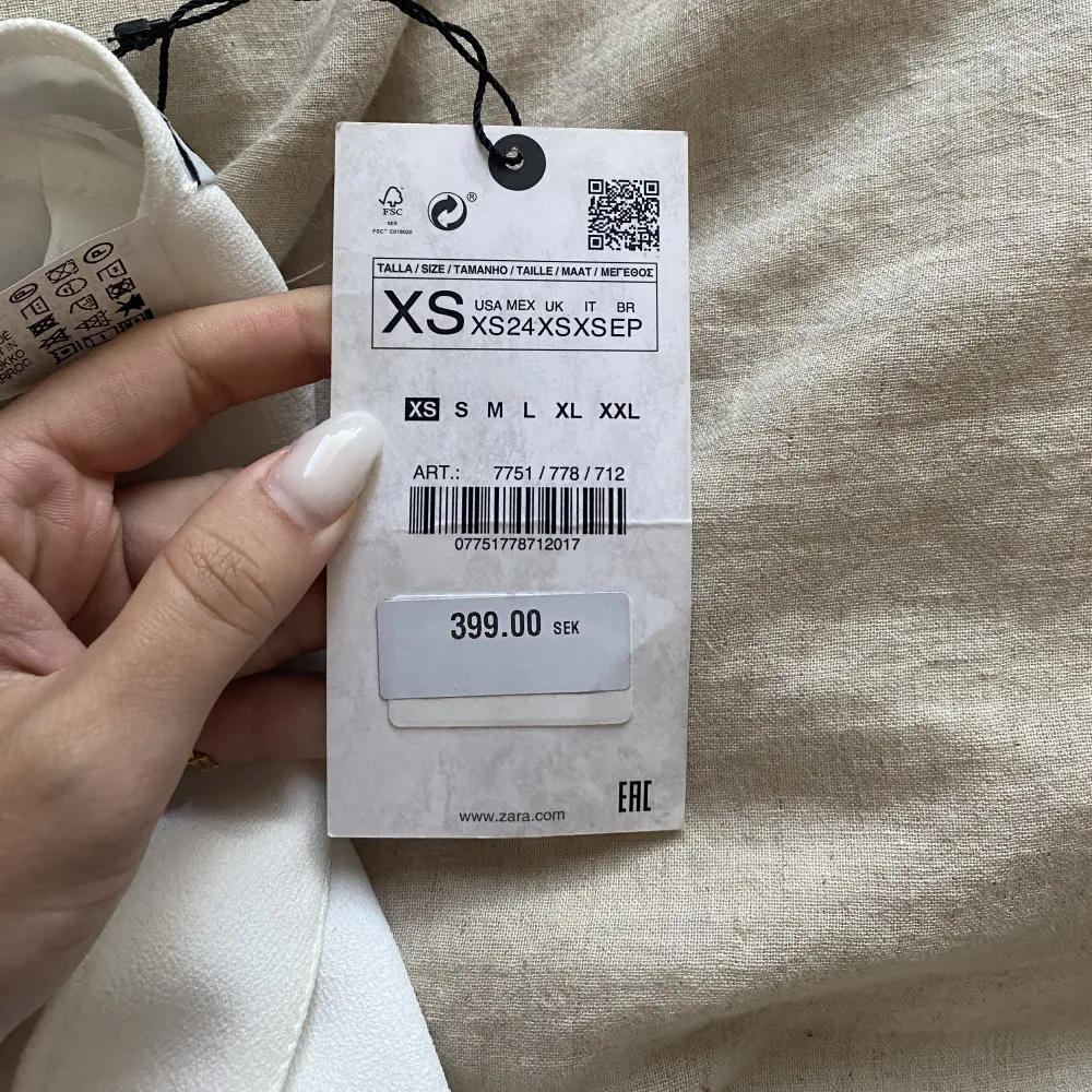 Sarrongskjol, med slits, aldrig använd med etikett kvar. Från zara i storlek XS  Superfin 🤍. Kjolar.