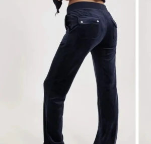 Matinblå juicy couture byxor i XS - Säljer dessa juicy couture mjukisarna i en marinblå färg. I storlek XS! Endast en av de sakerna på snöret som är lite löst! Därav billigare