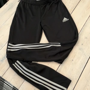 Träningsbyxor  - Välanvända men hela adidasbyxor 