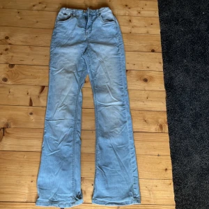 Bootcut jeans - Jag säljer domma för dom har blivit för korta för mig. Använda fåtal gånger, köpte dom i april men har inte andvänt dom typ! Stretchiga!