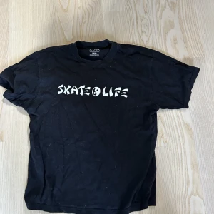 T Shirt ”Skatelife” - Svart T shirt med simpelt tryck i mycket bra skick.