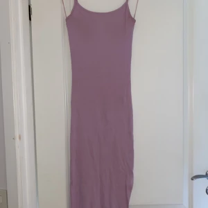 Långklänning  - Rosa härlig långklänning, påminner om Skims matrial
