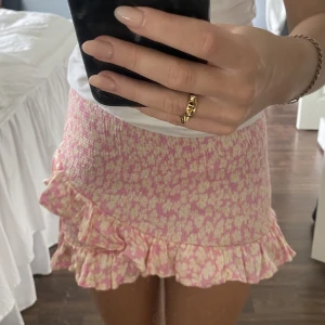 Kjol - sommar25 - Fin rosa zara kjol som jag tycker är lite för lite, men i väldigt bra skick!
