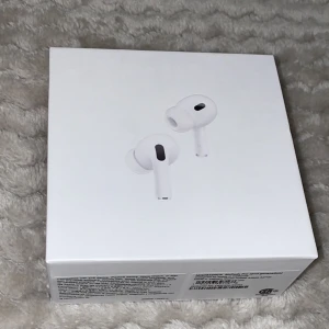AirPods Pro 2nd gen  - Kom med seriösa bud! Helt nya oanvända AirPods Pro 2nd gen. Säljer då dessa var en gåva och jag redan har fullt fungerande men vill göra lite snabba pengar😊hör gärna av er om ni har några funderingar kring hörlurarna, PRIS KAN DISKUTERAS 