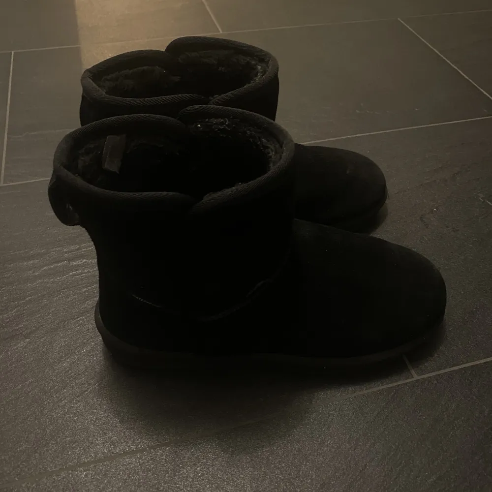 Fejk uggs från skopunkten som är använda förra vintern. De tål vatten och skicket är bra!! perfekt nu till hösten🌧️🍂köpta för 600. Skor.