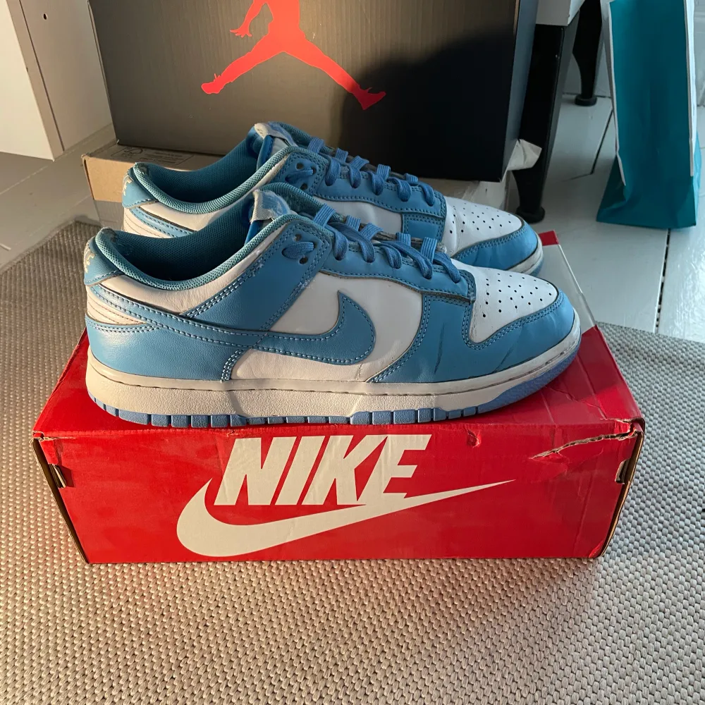 Tja, säljer ett par Nike dunk unc  Storlek 42,5 Ganska slitna Pris 1099kr (steal) Säljer billigt pga behöver rensa lite Önskas fler bilder eller om ni bara har frågor så tveka inte att skriva  Tack 🙏 . Skor.