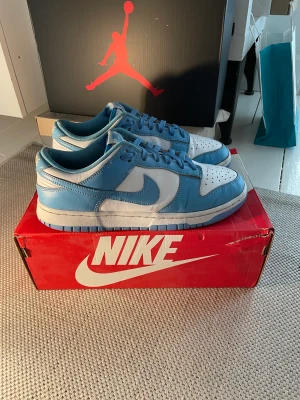Nike dunk unc  - Tja, säljer ett par Nike dunk unc  Storlek 42,5 Ganska slitna Pris 1099kr (steal) Säljer billigt pga behöver rensa lite Önskas fler bilder eller om ni bara har frågor så tveka inte att skriva  Tack 🙏 