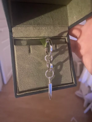 Maria Nilsdotter örhänge💕💕 - Skulle jättegärna vilja byta mitt chaos Queen örhänge  från Maria Nilsdotter mot örhänget på tredje bilden💕💕Säljer bara för 2300-2400 för det är i jättefint skick och säljer det bara för att köpa ett annat💕Byter bara mot silver