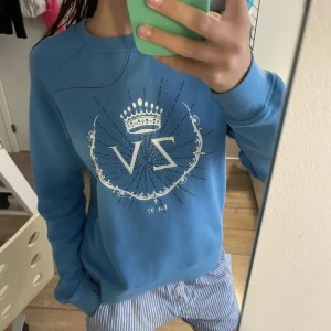 Zadig & Voltaire sweatshirt - Blå assnygg Zadig & Voltaire sweatshirt! Storlek 164, den passar perfekt på mig som har 164/170/xxs/xs/s! Köpt för 969kr! Skriv för fler bilder & frågor!!❤️❤️❤️❤️💙💙