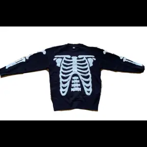 Säljer min ”skelett sweater” som jag aldrig använder. Den är i nyskick och är väldigt cool! För fler bilder skriv till mig!