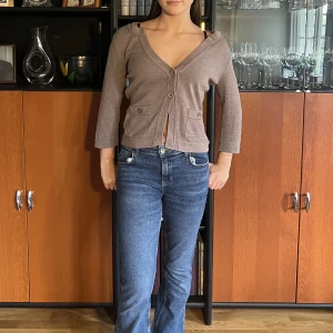 Kofta - Så vacker trekvarts kofta som är perfekt till höst🤍köpt på sellpy men nyskick! Passar xs-s🤍