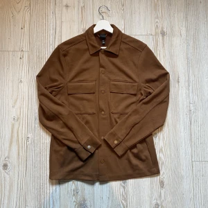 Mörkbrun jacka - Tunn mörkbrun jacka från H&M. Inte använd mycket alls!🤎