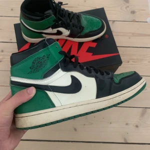 Jordan 1 retro high pine green  -  Säljer mina Jordan 1 retro high pine green då jag inte använder dom längre. Skick 8/10