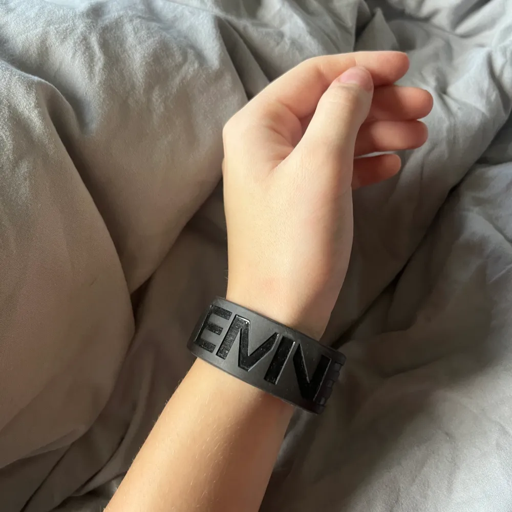 (köpt 2018) mmlp2 armband köpt från eminems officiella hemsida. Accessoarer.