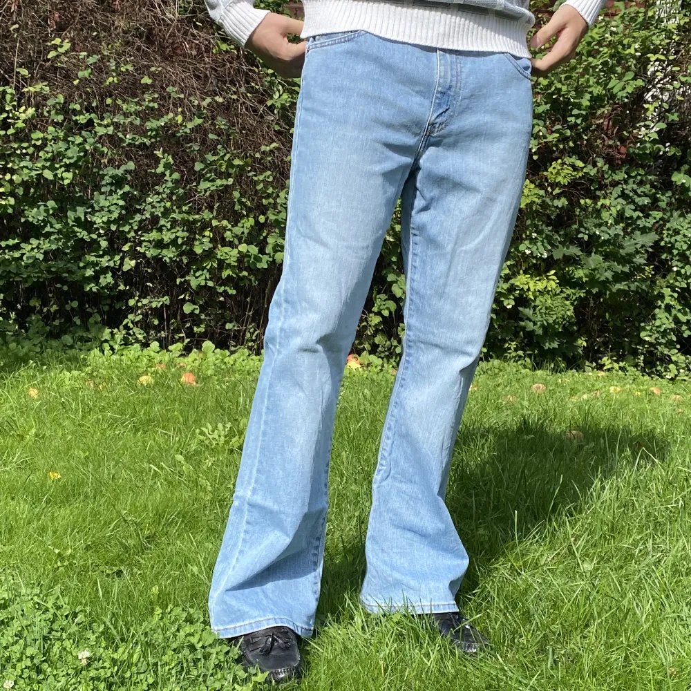 Asfeta bootcut jeans från Levis, modell 519. Inköpta på en vintagebutik i Berlin i somras. Helt flawless skick. Storleken är S, jag skulle uppskatta dem som W32 L32 (är 182 för referens).. Jeans & Byxor.