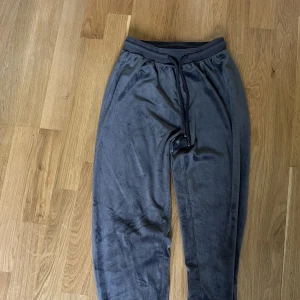 Mjukisbyxor  - Säljer dessa gråa mjukisbyxorna, kan ha den matchade koftan till om man vill köpa den till. Storlek Xs (32/34), tror jag köpte de på gekås 💕💕