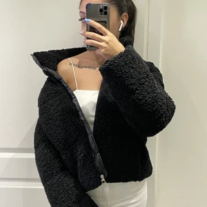 Teddyjacka - Svart teddyjacka från Giorgia i storlek M men passar mig som bär S/XS. Jackan är använd endast fåtal gånger och säljer då den inte kommer till användning hos mig. Pris kan diskuteras vid snabbaffär🩷. 