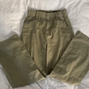 gröna jeans från hm - super fina midwaist jeans från hm. Står att det är highwaist men på mig med Xs/S så är dem midwaist. Super fina nu till hösten. Storlek Xs